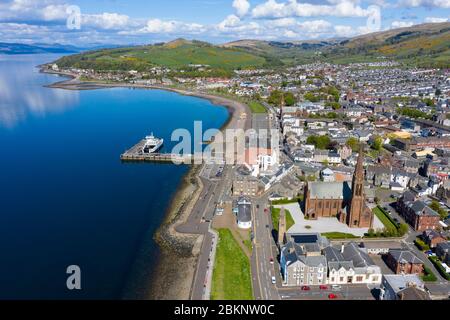 Vue aérienne de la ville côtière de Largs dans le nord de l'Ayrshire, en Écosse, au Royaume-Uni Banque D'Images