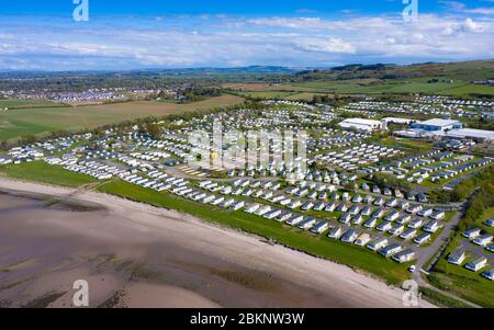 Vue aérienne des caravanes au parc de vacances Craig Tara Caravan, au sud d'Ayr. Le parc est fermé pendant la pandémie du coronavirus. Banque D'Images