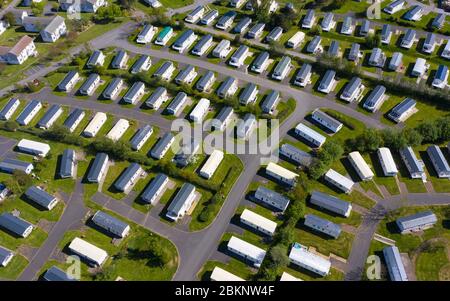 Vue aérienne des caravanes au parc de vacances Craig Tara Caravan, au sud d'Ayr. Le parc est fermé pendant la pandémie du coronavirus. Banque D'Images