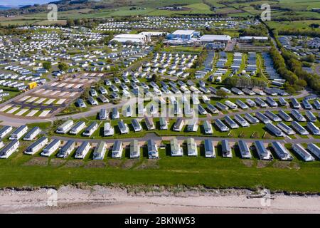 Vue aérienne des caravanes au parc de vacances Craig Tara Caravan, au sud d'Ayr. Le parc est fermé pendant la pandémie du coronavirus. Banque D'Images