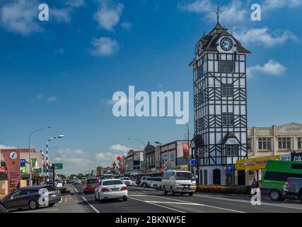 Boutiques, horloge Glockenspiel sur Broadway à Stratford, région de Taranaki, Île du Nord, Nouvelle-Zélande Banque D'Images