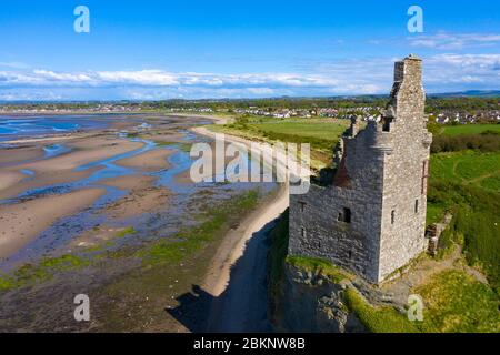 Vue aérienne du château de Greenan XVIe siècle ruiné maison de tour au sud d'Ayr, South Ayrshire, Écosse, Royaume-Uni Banque D'Images