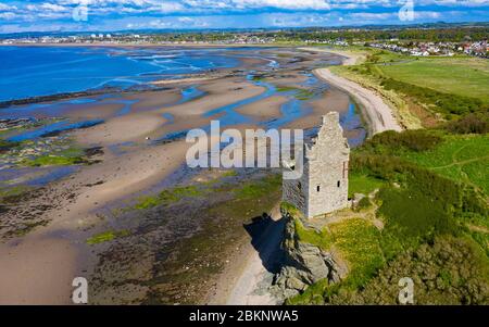 Vue aérienne du château de Greenan XVIe siècle ruiné maison de tour au sud d'Ayr, South Ayrshire, Écosse, Royaume-Uni Banque D'Images