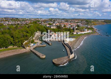 Vue aérienne du port au village de conservation Dysart à l'extérieur de Kirkcaldy à Fife, en Écosse, au Royaume-Uni Banque D'Images