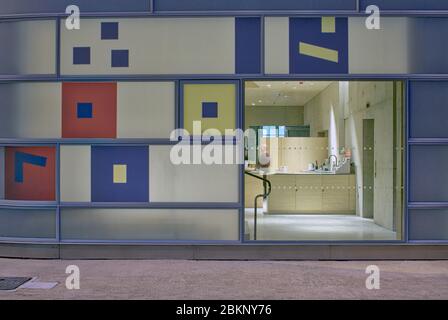 Détail, façade arrière en verre et entrée. Maggies Centre, Hôpital St Bartholomews, EC1A 7BC, Royaume-Uni. Architecte : Steven Holl Architects, 2017. Banque D'Images