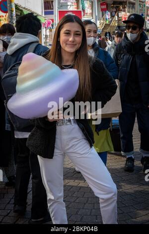 Fille tenant Stick de Candy FLOSS, Tokyo Japon Banque D'Images