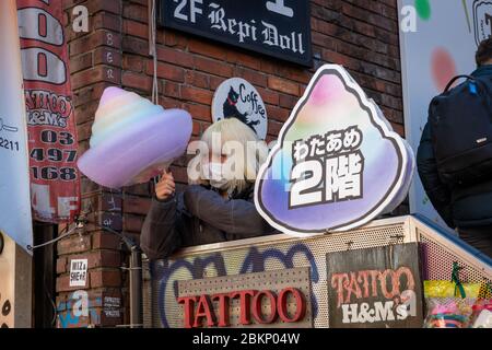 Fille tenant Stick de Candy FLOSS, Tokyo Japon Banque D'Images