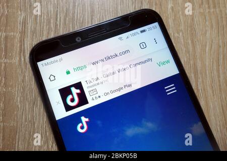 Site Web de l'application TikTok (www.tiktok.com) affiché sur le smartphone Banque D'Images