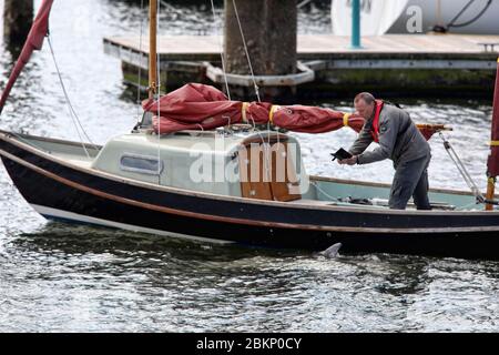 IJmuiden, pays-Bas. 05e mai 2020. IJMUIDEN, 05-05-2020, Drukte op strand dolfijn IJmuiden, Haven IJmuiden, dolfijn kijkers. Plage surpeuplée, observateurs de dauphins, Port IJmuiden, crédit: Pro Shots/Alamy Live News Banque D'Images