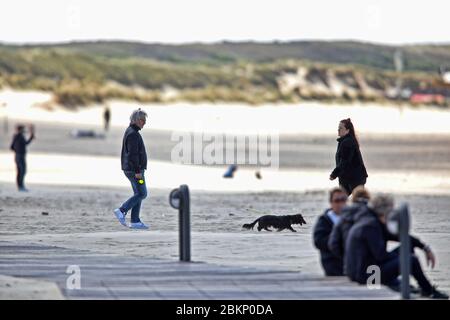 IJmuiden, pays-Bas. 05e mai 2020. IJMUIDEN, 05-05-2020, Drukte op strand dolfijn IJmuiden, Haven IJmuiden, dolfijn kijkers. Plage surpeuplée, observateurs de dauphins, Port IJmuiden, crédit: Pro Shots/Alamy Live News Banque D'Images