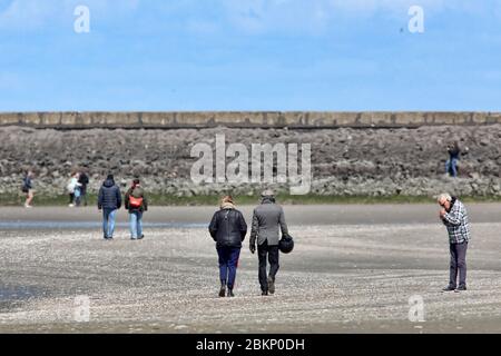 IJmuiden, pays-Bas. 05e mai 2020. IJMUIDEN, 05-05-2020, Drukte op strand dolfijn IJmuiden, Haven IJmuiden, dolfijn kijkers. Plage surpeuplée, observateurs de dauphins, Port IJmuiden, crédit: Pro Shots/Alamy Live News Banque D'Images