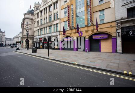 Magasins et restaurants fermés sur Coventry Street, près de Piccadilly Circus pendant la pandémie de coronavirus COVID-19 en 2020 Banque D'Images