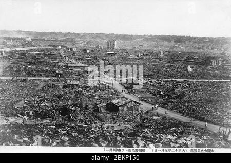 [ années 1920 Japon - Yokohama détruit par le grand tremblement de terre de Kanto ] — les ruines de Yokohama après le grand tremblement de terre de Kanto du 1er septembre 1923 (Taisho 12). Le photographe a pris cette photo à la sobriété de NOGE-Yama. Le séisme, dont l'ampleur est estimée entre 7.9 et 8.4 sur l'échelle de Richter, a dévasté Tokyo, la ville portuaire de Yokohama, les préfectures environnantes de Chiba, Kanagawa et Shizuoka, et a fait plus de 140,000 victimes. Photo numéro 2 de 4. carte postale vintage du xxe siècle. Banque D'Images