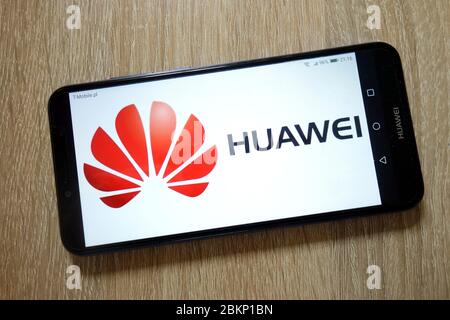 Logo Huawei affiché sur le smartphone Huawei Y6 2018 Banque D'Images