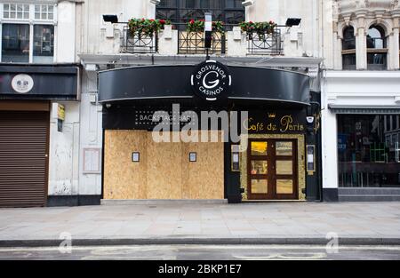 Magasins et restaurants fermés sur Coventry Street, près de Piccadilly Circus pendant la pandémie de coronavirus COVID-19 en 2020 Banque D'Images
