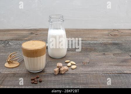 Version maison de café de Dalgona, boisson populaire coréenne avec lait d'amande et sucre de canne. Banque D'Images