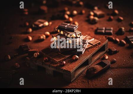 Tour de barre chocolat noir noisette sur fond de bois sombre Banque D'Images