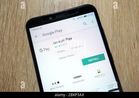 L'application Google Pay sur le site Web Google Play Store s'affiche sur le smartphone Banque D'Images