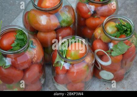 Plats faits maison. Des blancs pour l'hiver. Tomates rouges et jaunes en pots. Poivre. Épices Banque D'Images