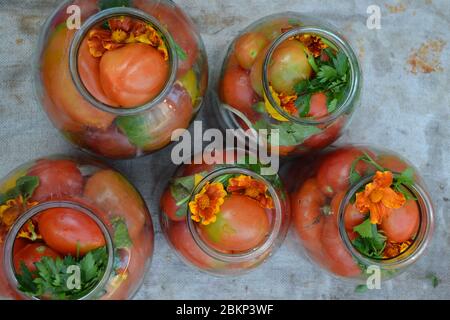 Maison. Blancs. Tomates rouges et jaunes en pots. Poivre. Épices Banque D'Images