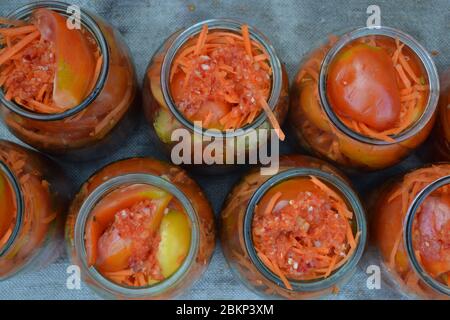 Conservation. Plats faits maison. Produits naturels du jardin. Savoureux. Blancs. Tomates marinées. Carottes râpées, tomates rouges et jaunes en pots Banque D'Images