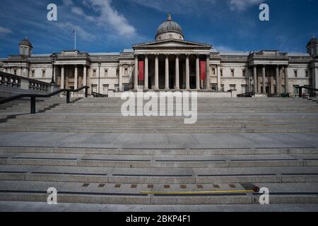 Un mètre ruban est placé contre les marqueurs de mesure impériaux intégrés aux marches menant à la National Portrait Gallery de Trafalgar Square à Londres alors que le Royaume-Uni continue de se verrouiller pour aider à freiner la propagation du coronavirus. Banque D'Images