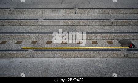 Un mètre ruban est placé contre les marqueurs de mesure impériaux intégrés aux marches menant à la National Portrait Gallery de Trafalgar Square à Londres alors que le Royaume-Uni continue de se verrouiller pour aider à freiner la propagation du coronavirus. Banque D'Images