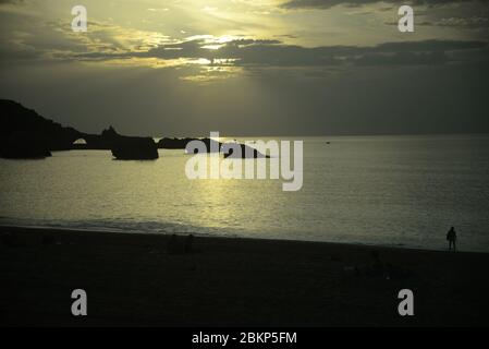 Silhouettes le long de la côte basque au coucher du soleil, pasakdek Banque D'Images