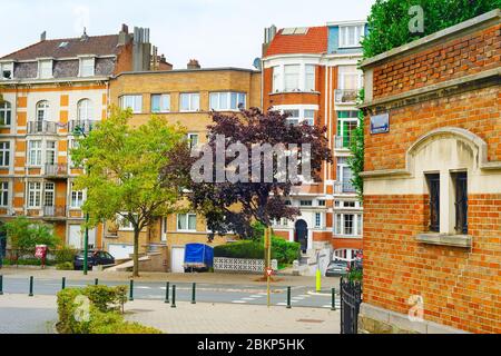 Paysage urbain avec vue sur la rue de la vieille ville, architecture typique du quartier résidentiel, Bruxelles, Belgique Banque D'Images