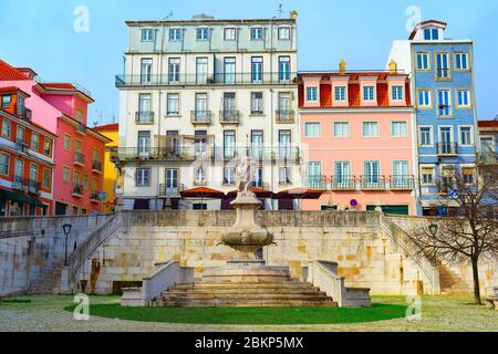 Paysage urbain pittoresque de la vieille ville de Lisbonne avec architecture traditionnelle colorée en mosaïque, ancienne fontaine sur la petite place pavée, Portugal Banque D'Images