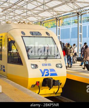 Kiev, UKRAINE - Octobre 07, 2019 : l'embarquement des passagers de train Express - navette aéroport Boryspil airport train à partir de la gare centrale de Kiev Boryspil à la une Banque D'Images