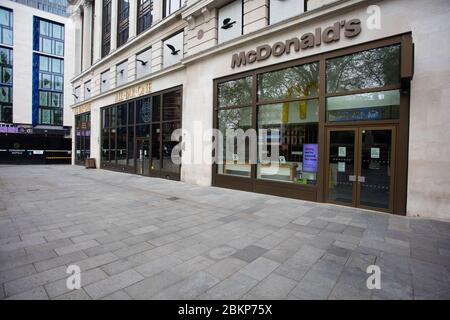 Vider Leicester Square, West End, Londres, pendant la pandémie du coronavirus COVID-19 en 2020 Banque D'Images