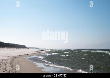 Plage venteuse à Karwia en Pologne Banque D'Images