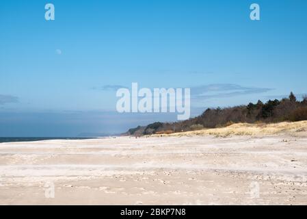 Plage venteuse à Karwia en Pologne Banque D'Images