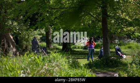 Merton, Londres, Royaume-Uni. 5 mai 2020. Soleil après un départ brumeux à Londres avec les habitants de la région qui maintiennent une distance sociale tout en faisant de l'exercice quotidien à travers les sentiers verdoyants du parc de Morden Hall. Crédit: Malcolm Park/Alay Live News. Banque D'Images