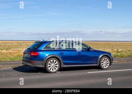 2014 bleu Audi A4 Allroad TDI Quattro; véhicules mobiles pour la circulation routière, conduite de véhicules sur les routes britanniques, moteurs, conduite sur la route côtière, Southport Merseyside UK Banque D'Images