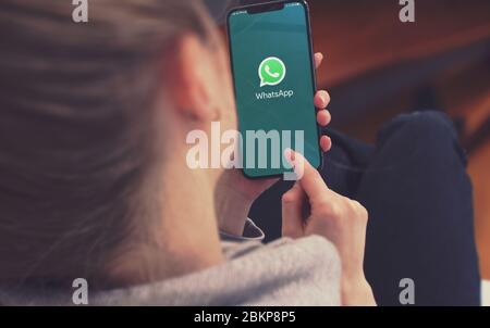 KIEV, UKRAINE-JANVIER, 2020: WhatsApp sur l'écran de smartphone. Jeune fille pointant ou textant dans Whatsapp sur téléphone mobile pendant une auto-isolation pandémique et la prévention des coronavirus. Banque D'Images