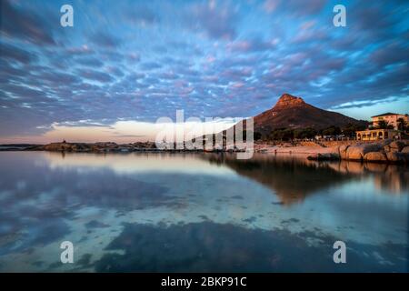 Vue sur le paysage de la piscine à marée de camps Bay et de Lions Head Mountain, le Cap, Afrique du Sud, destination magnifique. Banque D'Images