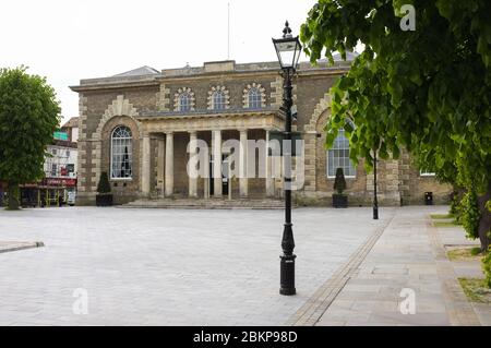 Salisbury Guildhall surplombant une place de marché déserte le jour du marché pendant la pandémie du coronavirus en 2020. Banque D'Images