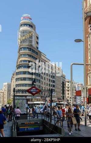 Station de métro Nice Callao avec arrière-plan le bâtiment du Capitole sur Gran via à Madrid. 15 juin 2019. Madrid. Espagne. Vacances touristiques de voyage Banque D'Images