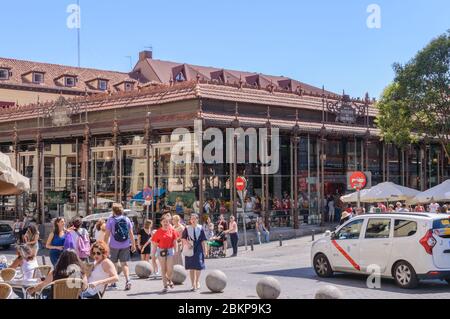 Magnifique bâtiment en verre du marché gastronomique de San Miguel à Madrid. 15 juin 2019. Madrid. Espagne. Vacances touristiques de voyage Banque D'Images