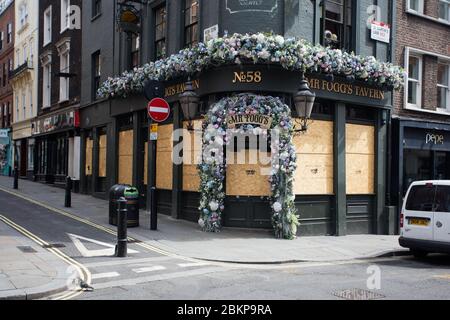 A embarqué à bord du pub, MR Fogg's Tavern, St Martin's Lane, West End, Londres, pendant la pandémie du coronavirus COVID-19 en 2020. Banque D'Images