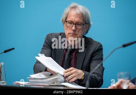 Berlin, Allemagne. 05e mai 2020. Matthias Kollatz (SPD), sénateur des Finances de Berlin, siège à une conférence de presse du Sénat sur la crise de Corona. Credit: Christophe GATeau/dpa/Alay Live News Banque D'Images