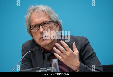 Berlin, Allemagne. 05e mai 2020. Matthias Kollatz (SPD), sénateur des Finances de Berlin, prend la parole lors d'une conférence de presse du Sénat sur la crise de Corona. Credit: Christophe GATeau/dpa/Alay Live News Banque D'Images