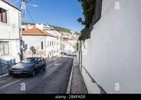 Sesimbra, Portugal - 19 février 2020: Détail de l'architecture de la maison et bâtiment typique dans le centre ville, une journée d'hiver Banque D'Images