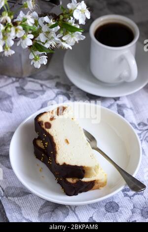 Cheesecake Lviv, un dessert ukrainien traditionnel avec raisins secs, enrobé de glaçage au chocolat. Banque D'Images