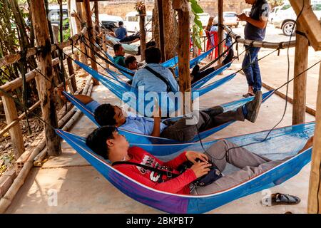 Remork chauffeurs de taxi se détendre comme leurs clients visitent le complexe du Temple d'Angkor Wat, Siem Reap, province de Siem Reap, Cambodge. Banque D'Images