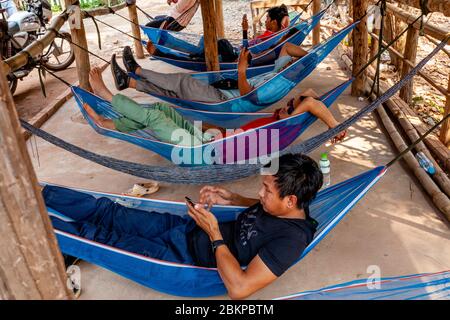 Remork chauffeurs de taxi se détendre comme leurs clients visitent le complexe du Temple d'Angkor Wat, Siem Reap, province de Siem Reap, Cambodge. Banque D'Images