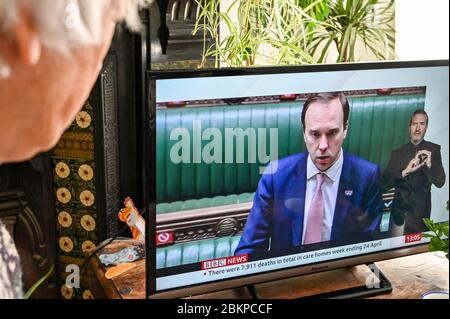 Matt Hancock, secrétaire d'État à la Santé et aux soins sociaux au Parlement; le titre ci-dessous donne le taux de mortalité quotidienne des foyers de soins. Banque D'Images