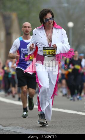 Un impersonateur Elvis Presley qui s'exécute dans les années 70, un combinaison Elvis participe au marathon de Brighton en 2018. Photo James Boardman Banque D'Images